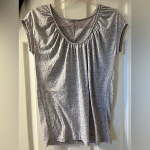 ann taylor loft women’s light gray short sleeve scoop neck shirt